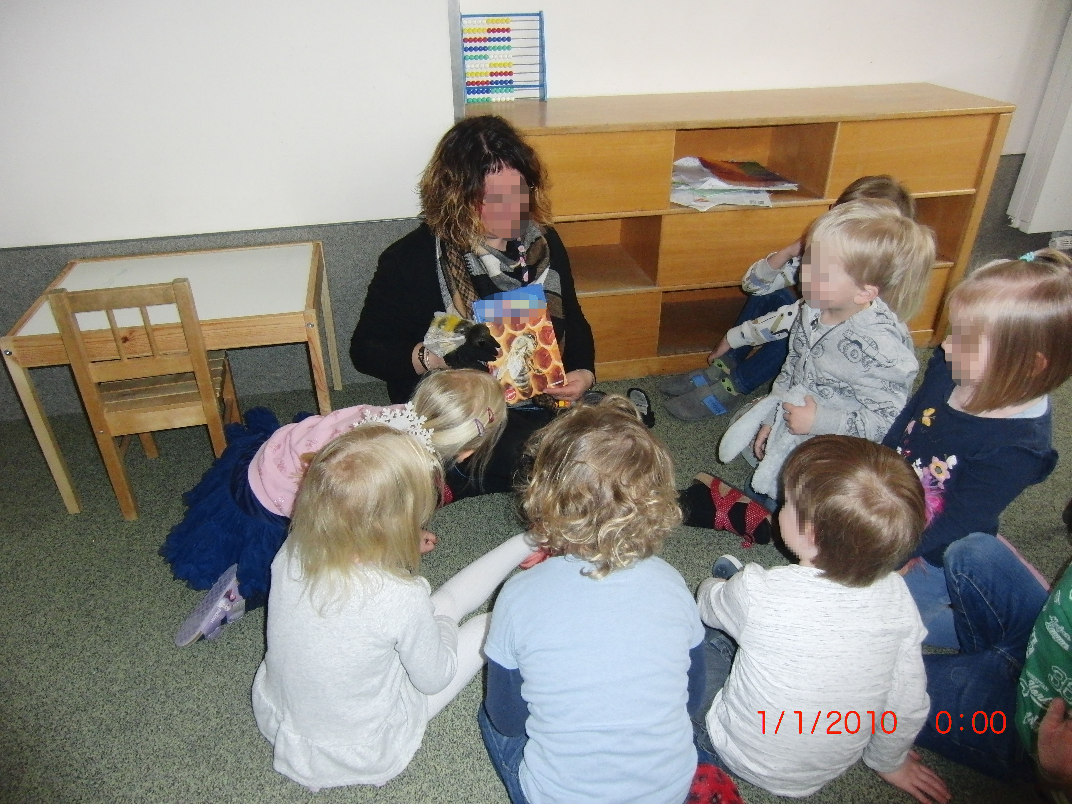 In der Raupe Nimmersatt werden die Kinder altersgerecht an das Thema "Biene" herangeführt