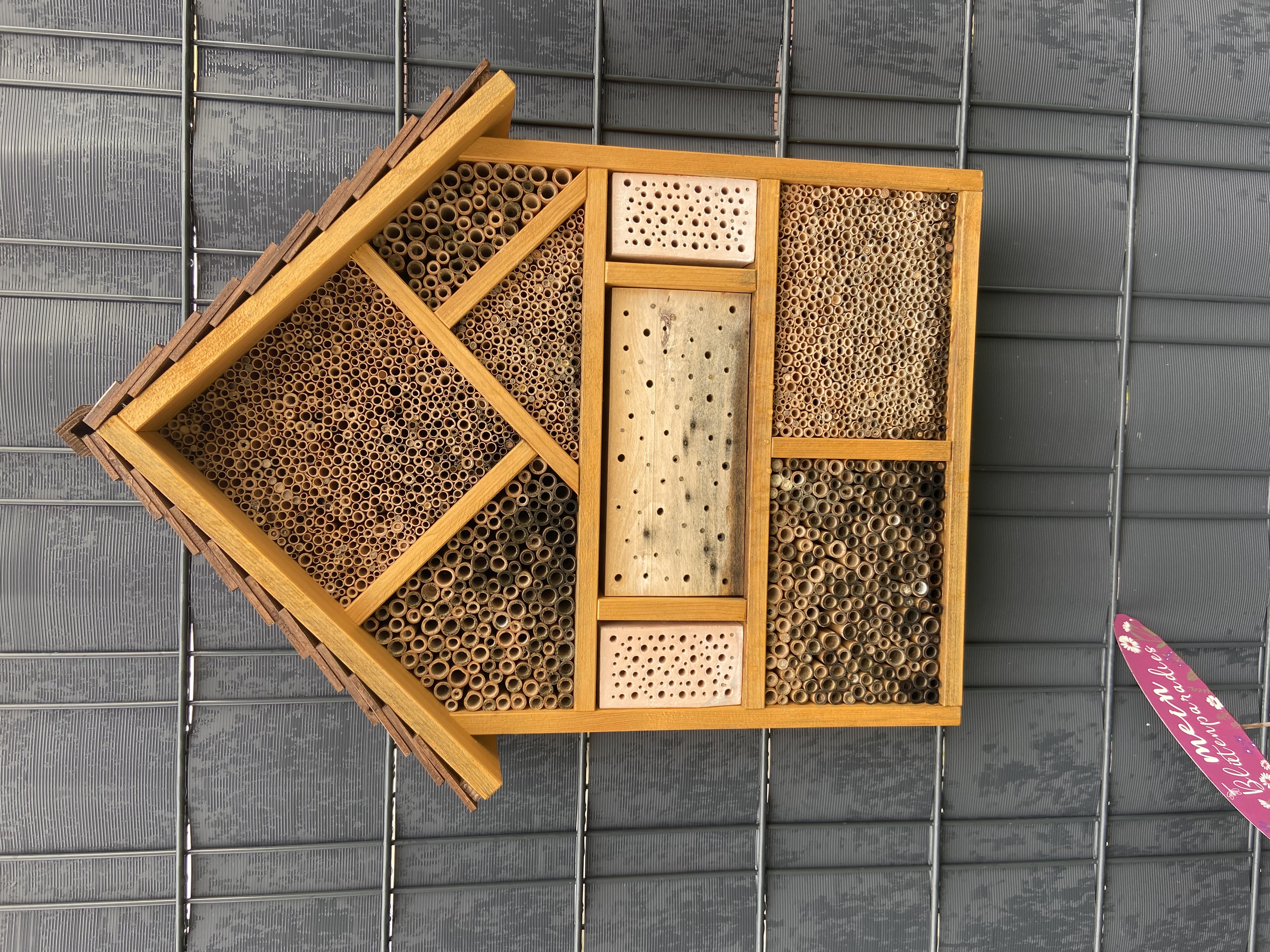 Vergleich eines Wildbienenhotels (neu und nach ca. 8 Monaten)