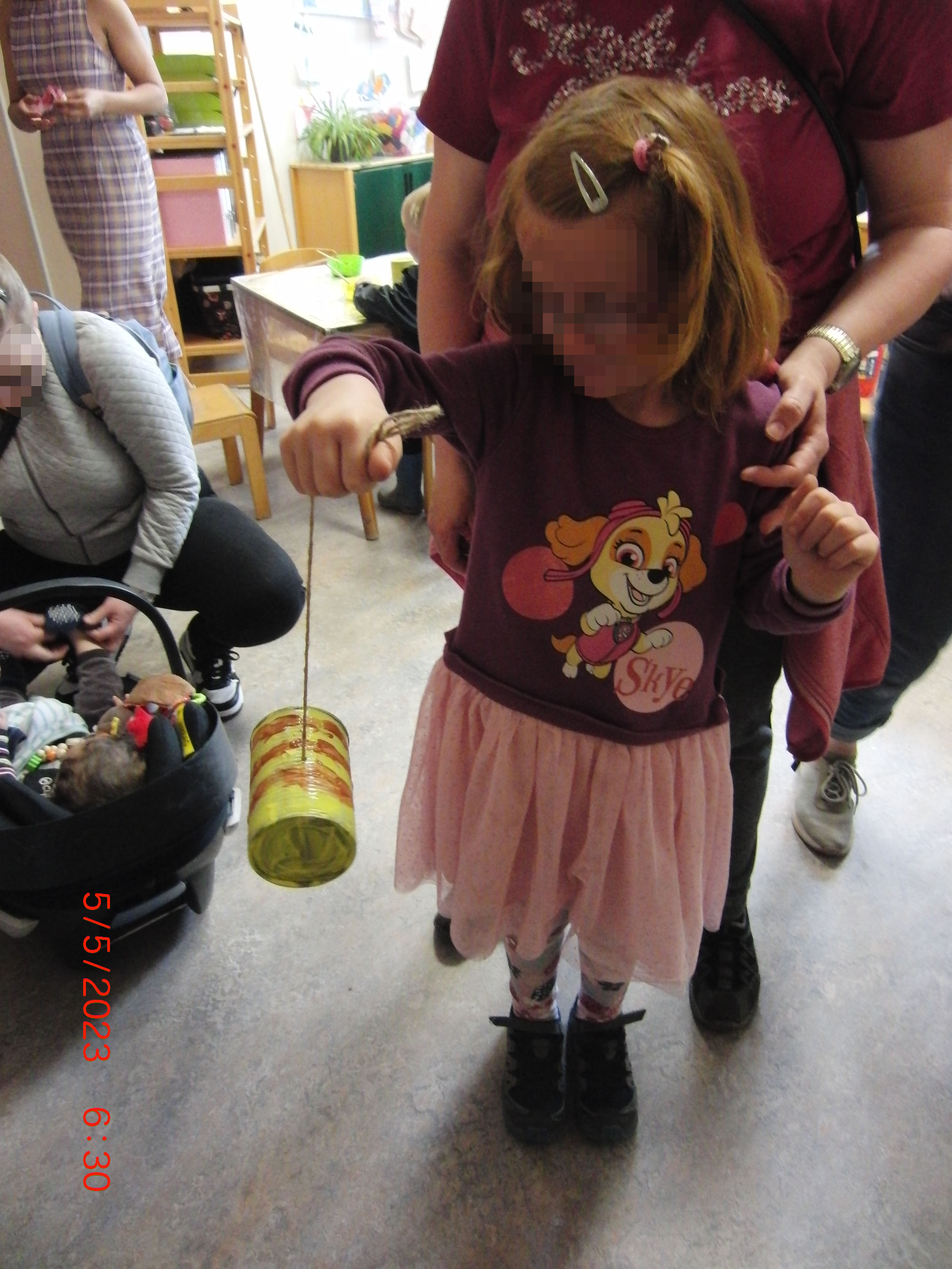 Eltern und Kinder basteln gemeinsam kleine Insektenhotels