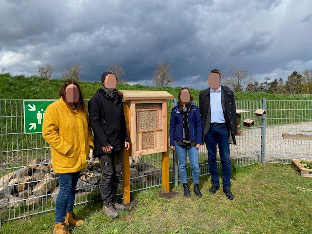 Die Firma Hofmann Internationale Spedition GmbH in Biebesheim sponsert ein Wildbienenhotel für einen Naturkindergarten